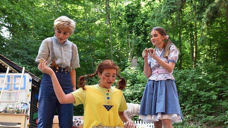 Tommy (Amelie Künstler) und Annika (Nora Schneider) staunen über Pippis (Frida Pötsch) Goldschatz. Foto: Gabi Arnold
