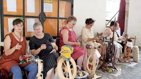 Besucherinnen durften spinnen wie im Mittelalter.