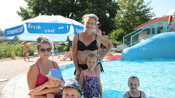 Simone Nestmann und Alexandra G&uuml;nther sind mit den Kindern mindestens einmal pro Woche im Freibad. Stefanie Gleixner