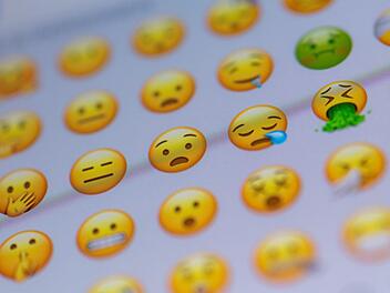 Zu den bereits vorhandenen Emojis sollen jetzt auch Rollstuhlfahrer, Taube und Blinde hinzukommen. Symbolbild: Andrea Warnecke/dpa