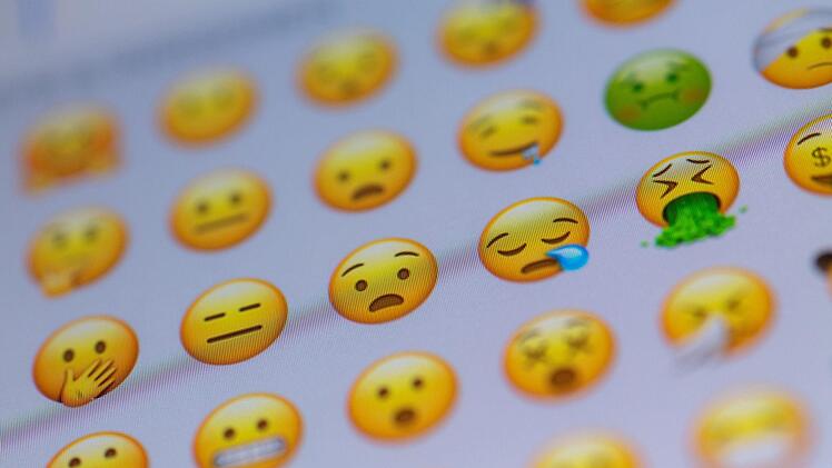 Zu den bereits vorhandenen Emojis sollen jetzt auch Rollstuhlfahrer, Taube und Blinde hinzukommen. Symbolbild: Andrea Warnecke/dpa