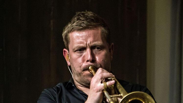 Umjubeltes Gast-Spiel: Nils Wülker begeisterte mit seiner Band bei "Leise am Markt" in Coburg.Foto: Jochen Berger