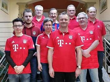 Der neue Vorstand des FC-Bayern-Fanclubs Leßbachtal Weißenbrunn mit (von links) Marcel Schiller, Nico Brünnecke, Thomas Bernschneider, Andrea Kalb, Michael Schiller, der neue Chef Bernd Brünnecke, Jürgen Karl, Peter Ramer und Vize Frank Grebner Foto: Dieter Wolf