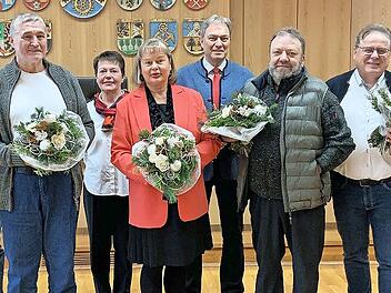 Landrat Klaus Löffler (4. v. re.) überbrachte die besten Wünsche an (mit Blumen, v. li.) Herbert Gößwein, Cornelia Seifert, Wolfgang Schramm und Ludwig Klinger. Mit im Bild (v. li.) Christian Neubauer, Thomas Hämmerling, Gisela Hable und Christian...