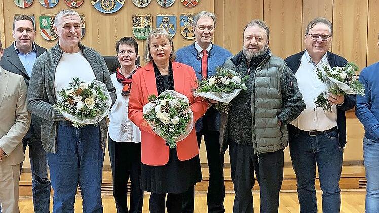 Landrat Klaus Löffler (4. v. re.) überbrachte die besten Wünsche an (mit Blumen, v. li.) Herbert Gößwein, Cornelia Seifert, Wolfgang Schramm und Ludwig Klinger. Mit im Bild (v. li.) Christian Neubauer, Thomas Hämmerling, Gisela Hable und Christian...