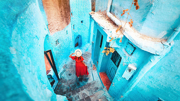 Chefchaouen Marokko blaue Stadt Touristin Reisende Gassen Medina Altstadt azurblau Lifestyle Reisefotografie April Fr&uuml;hlingsreise Nordafrika Berberstadt Instagram-Spot farbenfroh marokkanische Kultur Sehensw&uuml;rdigkeit Urlaubsfeeling Stadtbummel orientalisch authentisch Fotomotive Reiselust Fernweh Kulturreise malerisch Architektur Erkundung gl&uuml;cklich