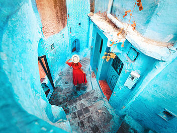 Chefchaouen Marokko blaue Stadt Touristin Reisende Gassen Medina Altstadt azurblau Lifestyle Reisefotografie April Fr&uuml;hlingsreise Nordafrika Berberstadt Instagram-Spot farbenfroh marokkanische Kultur Sehensw&uuml;rdigkeit Urlaubsfeeling Stadtbummel orientalisch authentisch Fotomotive Reiselust Fernweh Kulturreise malerisch Architektur Erkundung gl&uuml;cklich