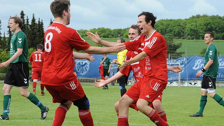 Szenen vom Relegationsspiel zwischen dem TSV Rothhausen/Thundorf (rote Trikots) und der DJK Weichtungen (5:2 n.V.).