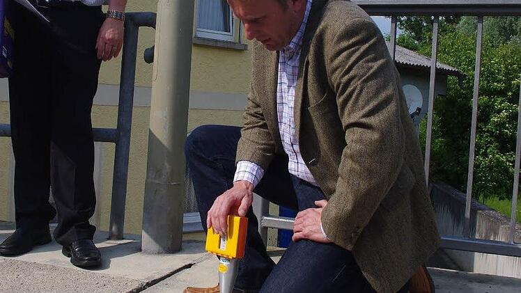 Markus Albrecht ermittelt mit dem Rückprallhammer die Betonfestigkeit der Rodachbrücke in Oberlangenstadt. Fotos: Heike Schülein