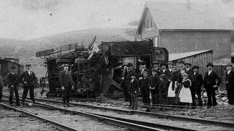 Bürger im Feiertagskleid am Stockheimer Bahnhof. Im Bild gut sichtbar die drei verkeilten Dampflokomotiven. Im Hintergrund die Champagnerflaschenfabrik Sigwart & Möhrle (alle Fotos Archiv Heiko Müller.) 1930 wurde die Glasproduktion eingestellt.