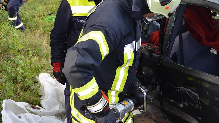 Mit Spezialgerät wird das Fahrzeug geöffnet. Foto: FFW