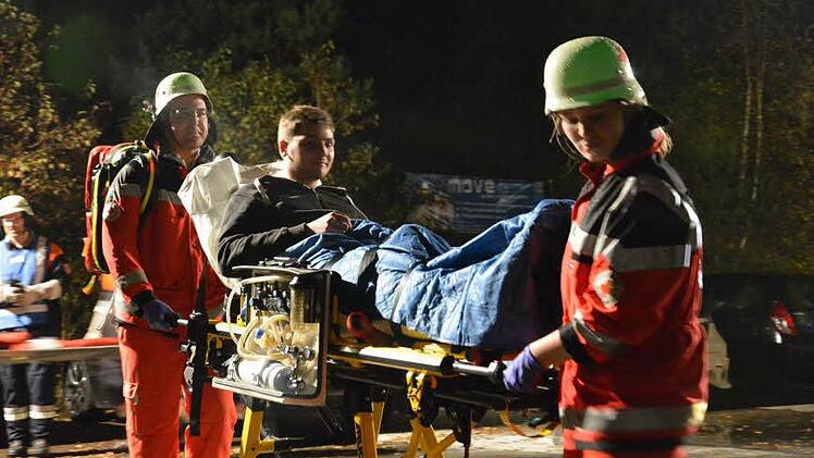 Unter ziemlich realistischen Bedingungen mussten die Feuerwehrleute Personen aus dem Gebäude holen. Fotos: Björn Hein