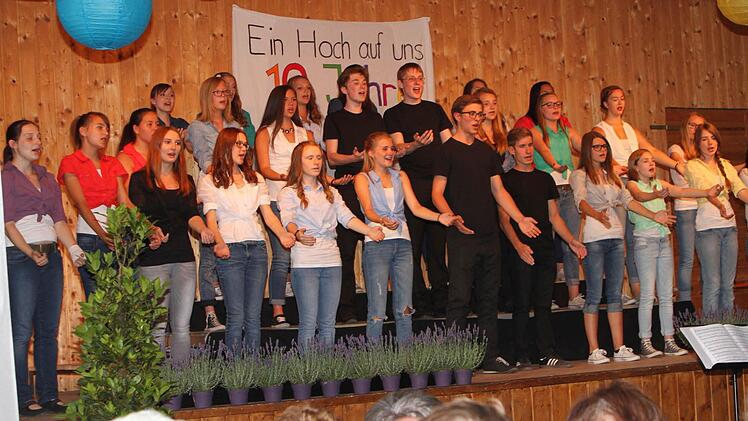 Um den Nachwuchs braucht es der Sängerlust anscheinend nicht bange zu sein - hier der Jugendchor "Cantarella", von Sonja Wißmüller geleitet wird. Foto: Günther Geiling