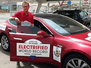Da war er noch in Spanien: Michael Düring vor dem Start zum "Electrified World Record" mit einem Tesla-Elektroauto. Am 11. August will er mit seinem Team in Norwegen am geplanten Endpunkt der Rekordfahrt ankommen.  Foto: privat