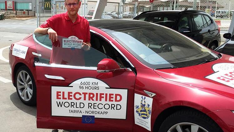 Da war er noch in Spanien: Michael Düring vor dem Start zum "Electrified World Record" mit einem Tesla-Elektroauto. Am 11. August will er mit seinem Team in Norwegen am geplanten Endpunkt der Rekordfahrt ankommen.  Foto: privat