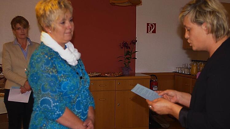 Karin Büttner (r.) hatte auch für Veronika Gremer (M.) ein kleines Gedicht vorbereitet, die seit 40 Jahren dem Lucas-Cranach-Haus die Treue hält, linls Karin Pfadenhauer. Foto: Heike Schülein
