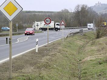 Den geplanten Kreisverkehr an der Einmündung der Kreisstraße 37 und B 287 (Foto) sehen der Landkreis, die Polizei und der Markt als "Geschwindigkeitsbremse", die den möglichen Unfallschwerpunkt entschärft.  Foto: Winfried Ehling