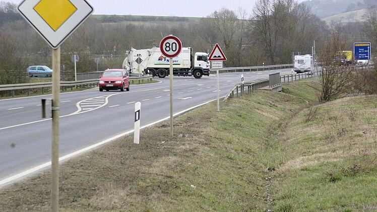 Den geplanten Kreisverkehr an der Einmündung der Kreisstraße 37 und B 287 (Foto) sehen der Landkreis, die Polizei und der Markt als "Geschwindigkeitsbremse", die den möglichen Unfallschwerpunkt entschärft.  Foto: Winfried Ehling