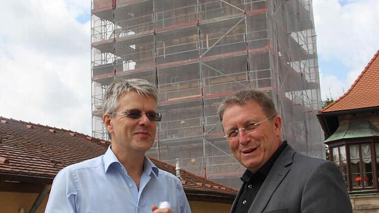 Zusammen mit Bernd Ohnemüller (links), Abteilungsleiter Hochbau, besichtigt OB Henry Schramm die Baustelle. Sein Motto: "Ein altes Gebäude zu sanieren, macht mehr Freude, als ein neues zu bauen, und kostet kaum das Doppelte." Foto: Stephan Tiroch