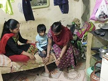 Sozialarbeiterin Meena betreut für die Organisation Imcares in Mumbai eine Familie, deren Tochter körperlich und geistig behindert ist.  Foto: privat