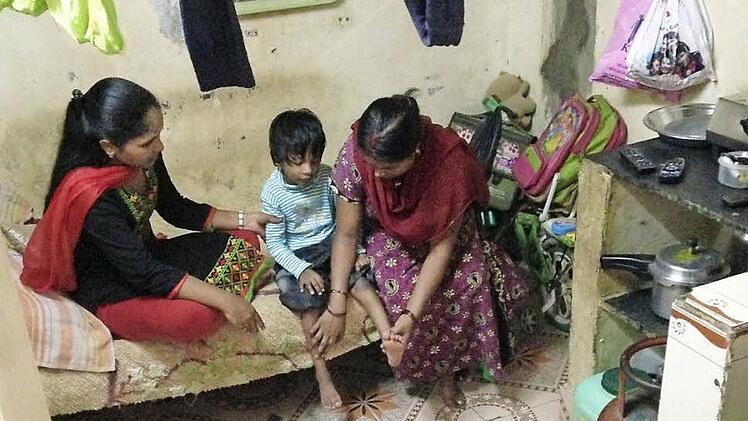 Sozialarbeiterin Meena betreut für die Organisation Imcares in Mumbai eine Familie, deren Tochter körperlich und geistig behindert ist.  Foto: privat