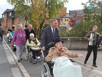 Vom Caritas-Seniorenheim St. Marien führte der Kerwa-Umzug der betagten Ortsburschen und -madla bis zur Fachklinik und zurück. Foto: Sonny Adam