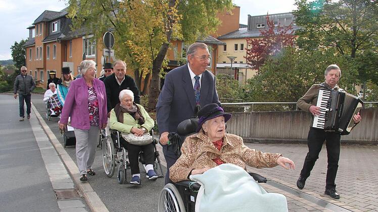 Vom Caritas-Seniorenheim St. Marien führte der Kerwa-Umzug der betagten Ortsburschen und -madla bis zur Fachklinik und zurück. Foto: Sonny Adam