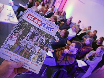 Rund 30 Lehrerinnen und Lehrer kamen am Donnerstagabend in das Druckzentrum der Mediengruppe Oberfranken: Unter dem Motto "KLARTEXT! bewegt was" bekamen sie viele Impulse für einen spannenden Medienunterricht. Foto: Ronald Rinklef
