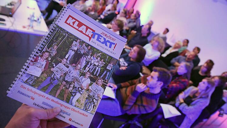 Rund 30 Lehrerinnen und Lehrer kamen am Donnerstagabend in das Druckzentrum der Mediengruppe Oberfranken: Unter dem Motto "KLARTEXT! bewegt was" bekamen sie viele Impulse für einen spannenden Medienunterricht. Foto: Ronald Rinklef