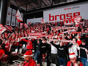 Auch die Basketball-Fans sind ein Wirtschaftsfaktor. Foto: Daniel Löb/dpa