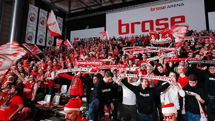 Auch die Basketball-Fans sind ein Wirtschaftsfaktor. Foto: Daniel Löb/dpa