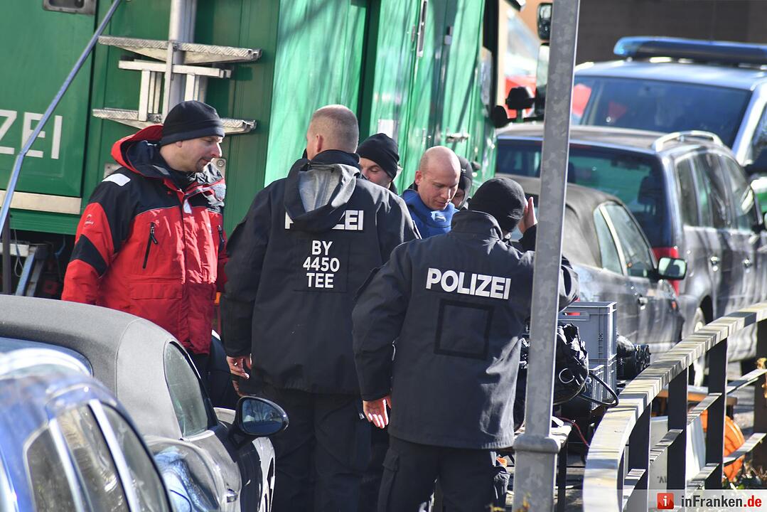 Nach Raubüberfall: Polizei und Taucher am alten Kanal in Bamberg