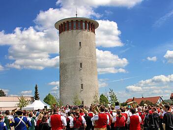 Ein Ständchen für den Wasserturm: Er ist nicht nur Wahrzeichen der Gemeinde Rannungen, er spielt nach wie vor als Wasserspeicher eine zentrale Rolle in der Wasserversorgung der Gemeinde.  Foto: Dieter Britz