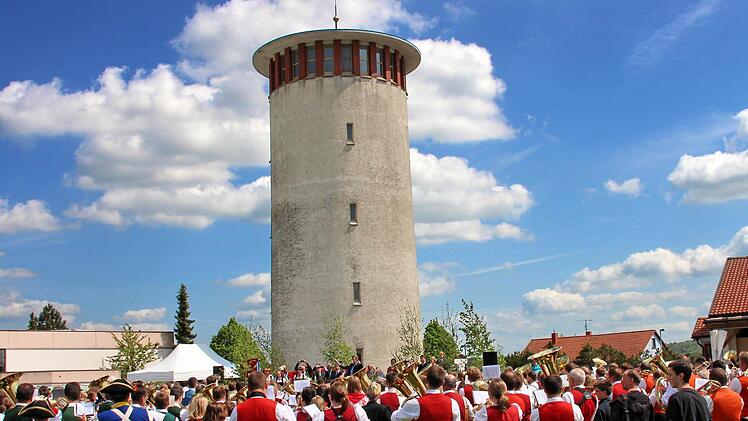 Ein Ständchen für den Wasserturm: Er ist nicht nur Wahrzeichen der Gemeinde Rannungen, er spielt nach wie vor als Wasserspeicher eine zentrale Rolle in der Wasserversorgung der Gemeinde.  Foto: Dieter Britz