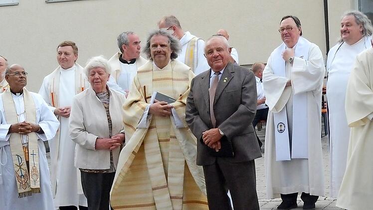 Silberjubilar Pater Helmut Haagen (M.) begab sich nach dem Festgottesdienst - umrahmt von seinen Eltern Karl und Luzia Haagen - mit zahlreichen Geistlichen ins Pfarrzentrum. Foto: Karl-Heinz Hofmann
