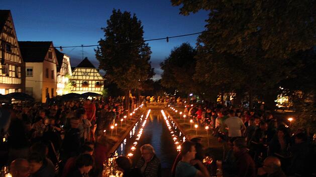 So sch&ouml;n wie im vergangenen Jahr wird der M&uuml;hlbach am Samstag bei "Horsdorf in Flammen" wieder leuchten. Foto: Markus H&auml;ggberg, Archiv