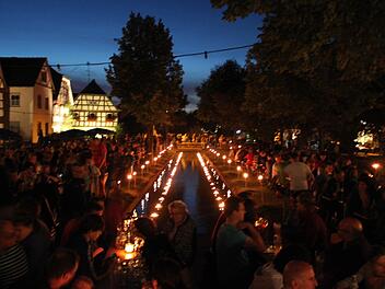 So schön wie im vergangenen Jahr wird der Mühlbach am Samstag bei "Horsdorf in Flammen" wieder leuchten. Foto: Markus Häggberg, Archiv