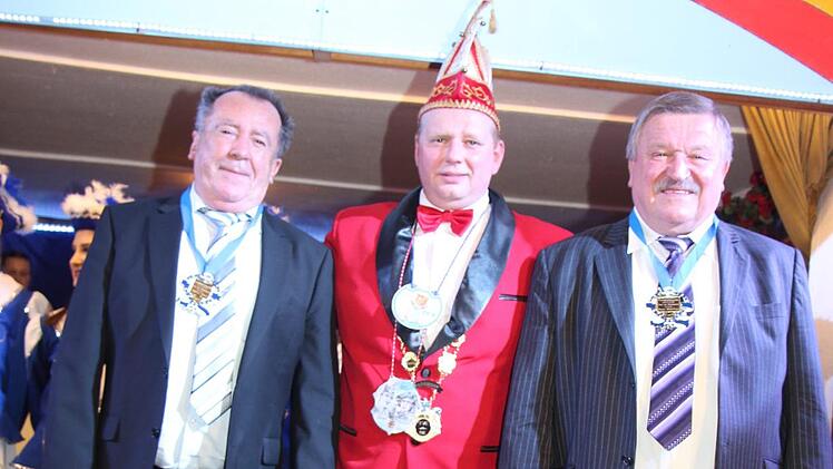 Eine besondere Ehre wurde TVE-Ehrenvorsitzenden Hans Haderlein (rechts) und Albert Wich (links) zuteil. Faschingspräsident Martin Bittruf zeichnete beide für ihr langjähriges außerordentliches Engagement mit dem Präsidentenorden aus.