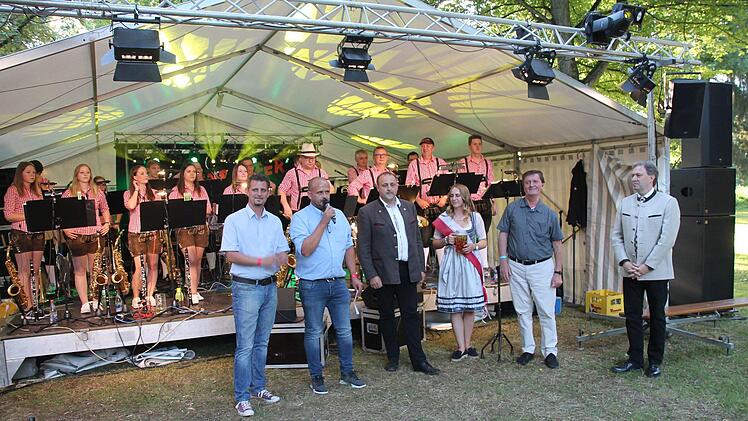 Begr&uuml;&szlig;t wurden die Besucher des Schlo&szlig;parkfestes durch den Zweiten Vorsitzenden des 1. FC Mitwitz, Tobias Martin, den Vorsitzenden J&uuml;rgen Heidenbluth, Rainer Mohr von der Frankenbr&auml;u, der Frankenbr&auml;u-Resi Pauline Deuber, B&uuml;rgermeister Hans-Peter Laschka und Landrat Klaus L&ouml;ffler (von links). Foto: Herbert Fischer