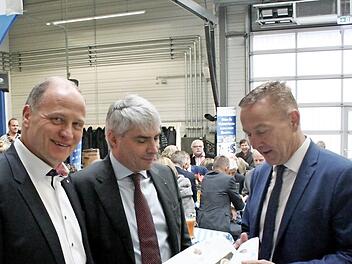 Helmut Zolleis, Michael Waasner und Udo Sch&ouml;nfelder (v.&nbsp;l.) beim Meinungsaustausch im Autohaus Foto: Andreas Oswald