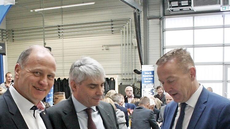 Helmut Zolleis, Michael Waasner und Udo Sch&ouml;nfelder (v.&nbsp;l.) beim Meinungsaustausch im Autohaus Foto: Andreas Oswald