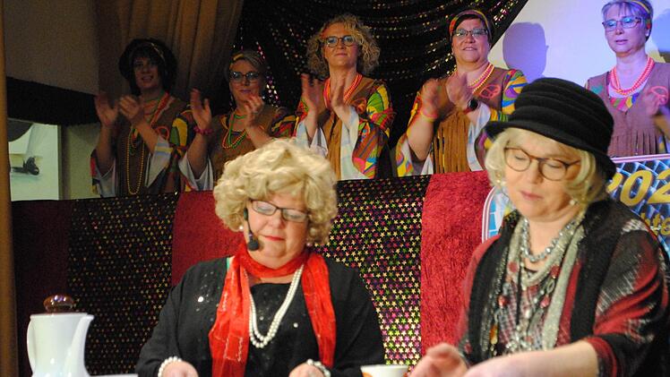 Wie "Frau" sich nur derart über das Öffnen oder lieber Doch-nicht-öffnen einer Tüte Milch auslassen kann, sorgte mit Karin Bachmann und Monika Nowak für großes Gelächter.  Foto: Evelyn Schneider