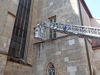 Mit der Drehleiter r&uuml;ckte die Feuerwehr an.