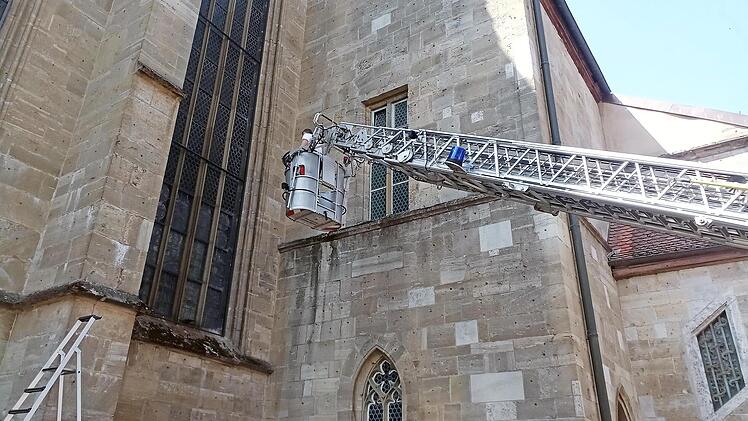 Mit der Drehleiter r&uuml;ckte die Feuerwehr an.