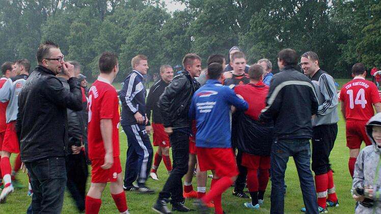 Überglücklich lagen sich bei strömendem Regen nach dem Elfmeterschießen die Knetzgauer in den Armen, Fünfter von rechts Torwart Hendrik Ruß, der den entscheidenden Elfer verwandelte.