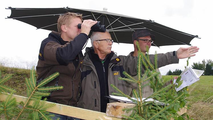 Frank Beitzinger, Oberstabsfeldwebel a. D. Edgar Renk (Leiter der Kreismilitärpatrouille) und Alexander Hoderlein (von links) beim Entfernungsschätzen.