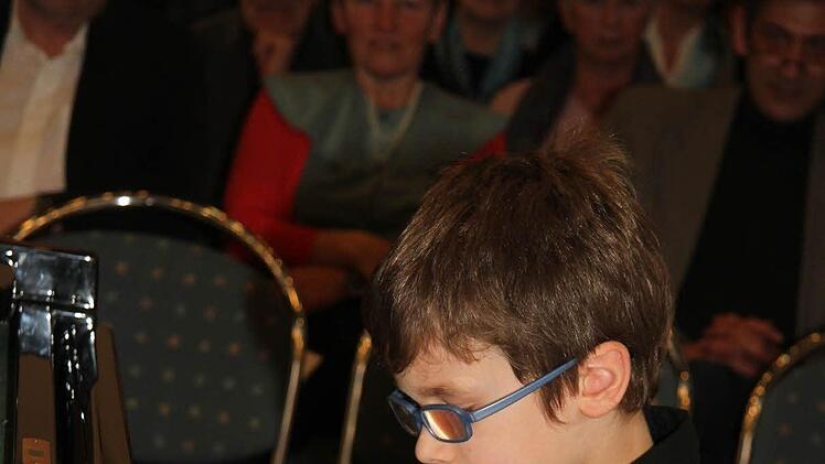 Nico Neubauer macht seiner großen Schwester Leonie schon Konkurrenz: Obwohl der kleine Meister erst in der zweiten Klasse ist, verzauberte er die Zuhörer mit "Das kleine Lächeln". Foto: Sonja Adam
