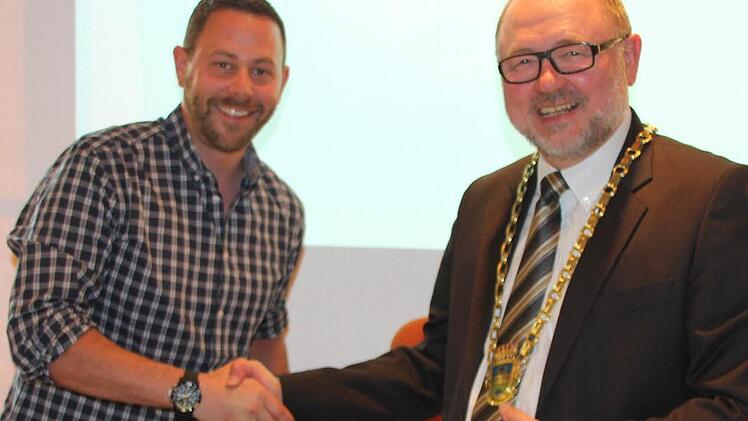 Freudig verabschiedet: Christian Poli und Bürgermeister Robert Herrmann.