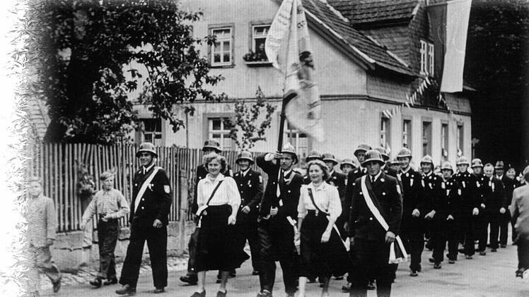 Schneidige Feuerwehrmänner beim Festzug des 75jährigen Stiftungsfestes der Reiterswiesener Wehr im Jahre 1954.
