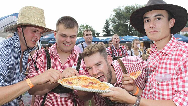 Die "Pizzajungs" aus Jettingen (Schwaben) mussten sich erst stärken, um dann die "Dorfrocker" bei ihr Show voll unterstützen zu können. Foto: Ralf Naumann